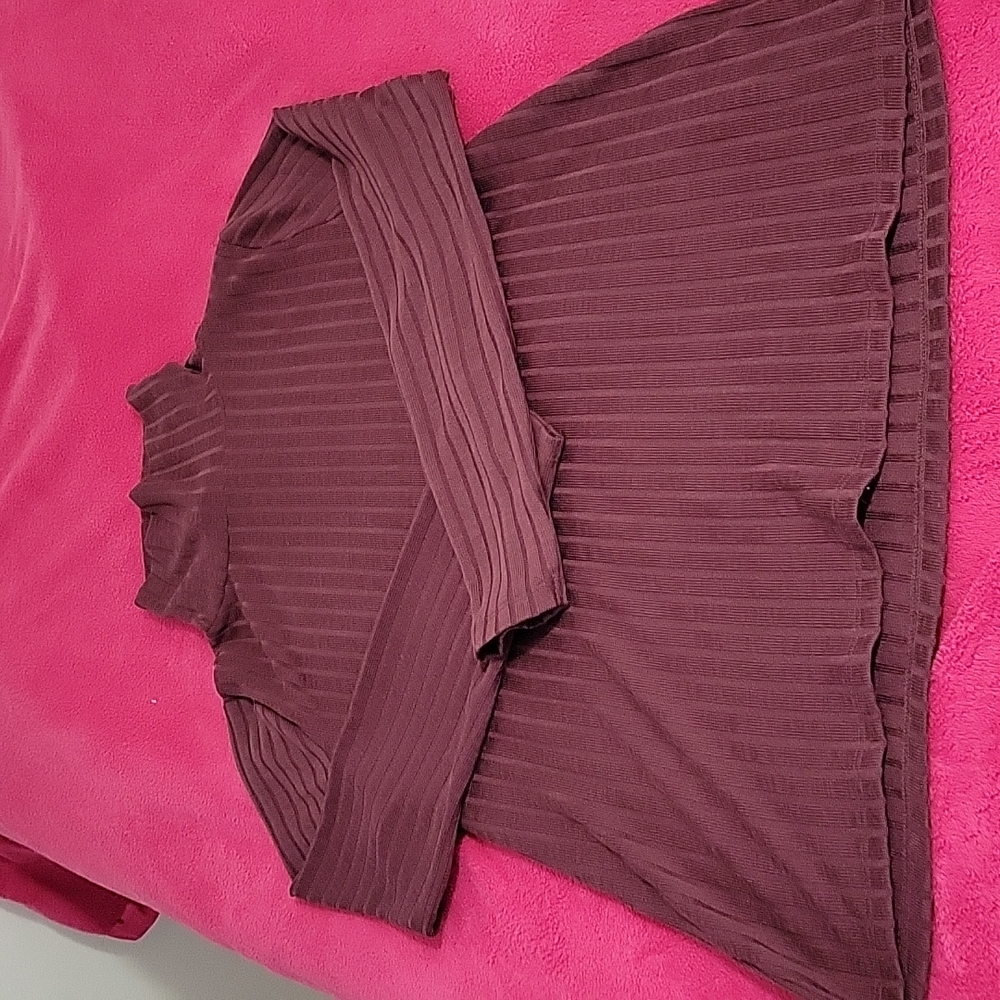Lightweight ribbed turtleneck.